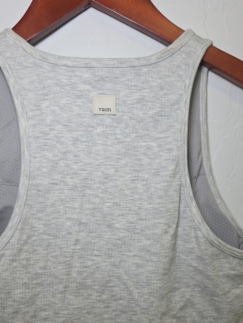 Vuori Pose Plyo Tank Top White Heather Gray Cropped Athleisure Size M NWT - Picture 8 of 14